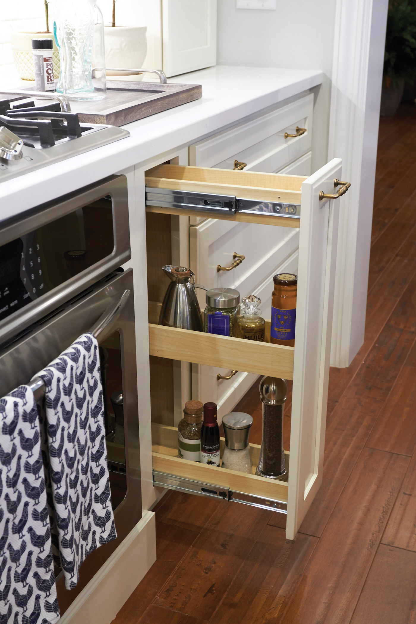 https://crystalcabinets.com/wp-content/uploads/2018/05/Crystalcabinets_Accessories_Kitchen_Pullout_Storage.jpg